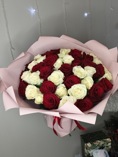 Букет из 47 белых и красных роз
