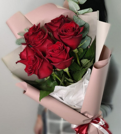 Букет из 7 красных роз с эвкалиптом Букет из 7 красных роз с эвкалиптом