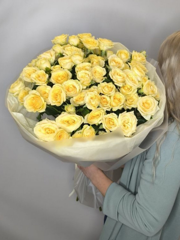 Букет из 15 лимонных кустовых роз