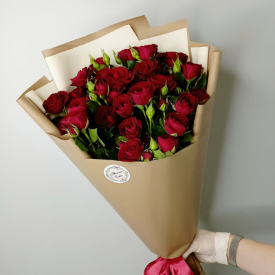 Букет из 9 красных кустовых роз Букет из 9 красных кустовых роз