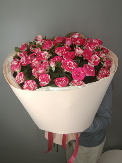 Букет из «13 кустовых роз Файерворкс» Букет из «13 кустовых роз Файерворкс»